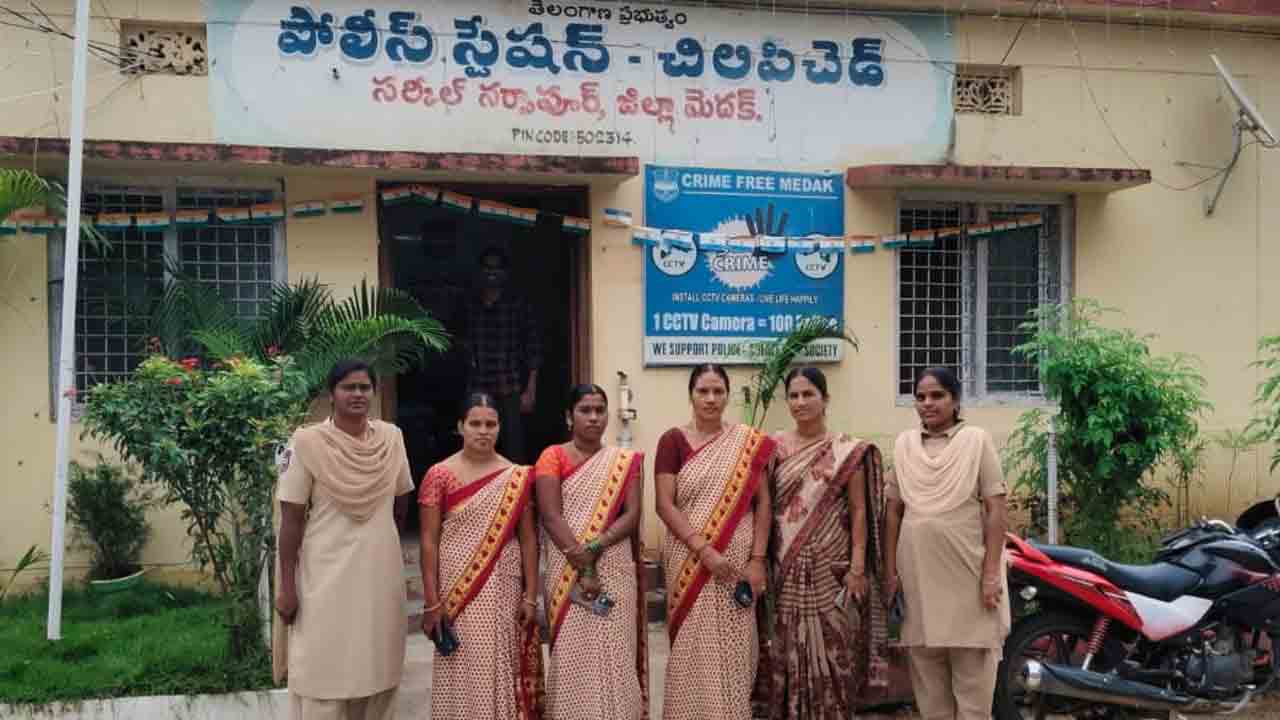 Anganwadi Teachers | చిలిపిచెడ్‌లో అంగన్‌వాడీ టీచర్ల ముందస్తు అరెస్టు