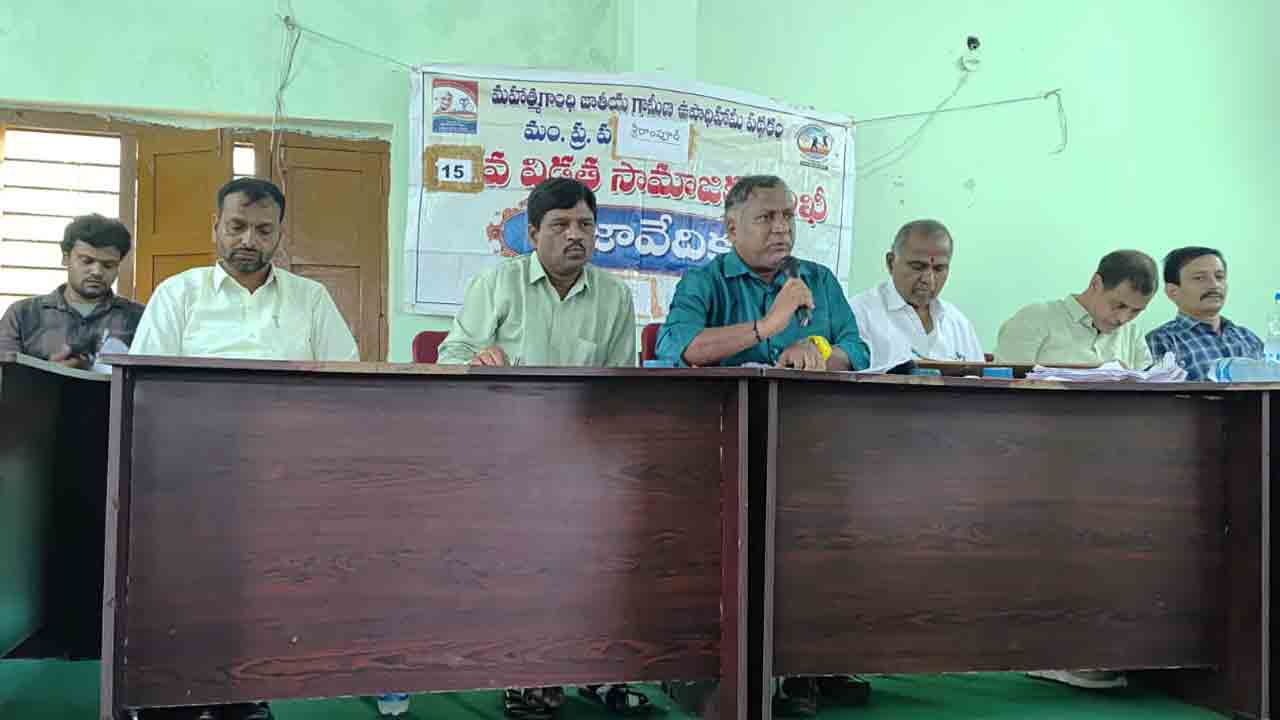 Job cards | అర్హులందరికీ జాబ్ కార్డులు ఇవ్వాలి : సత్యనారాయణ