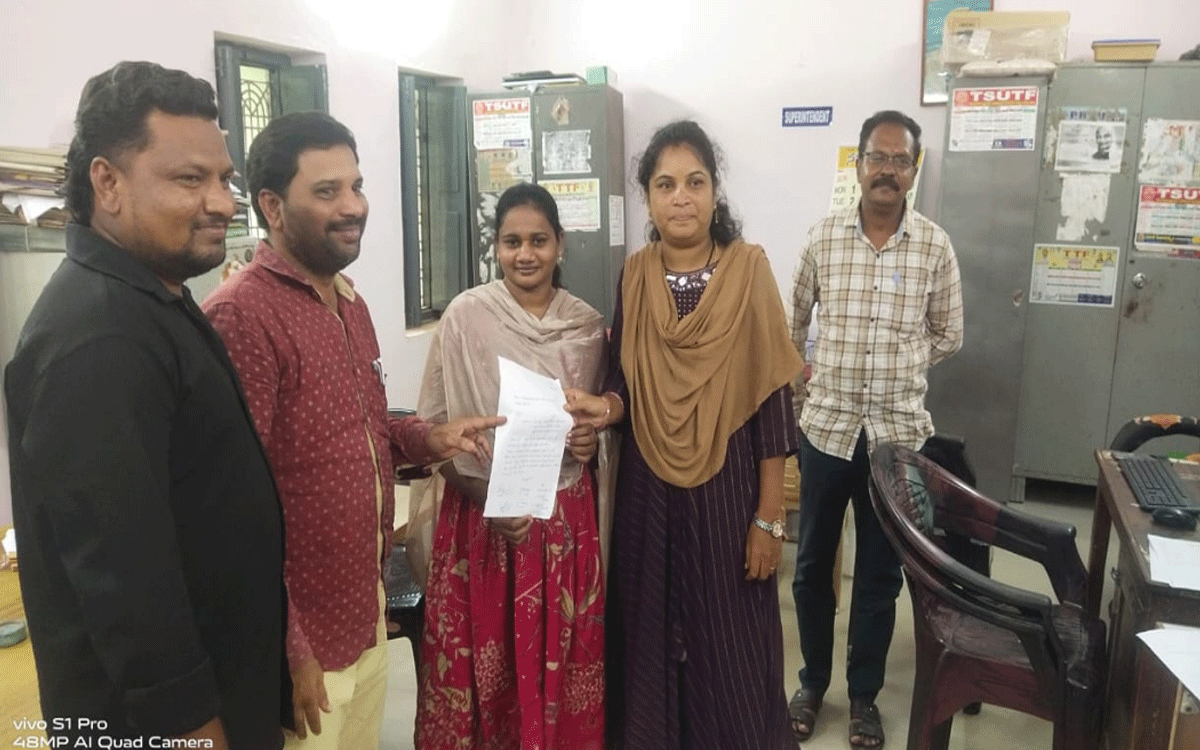 Karepally : విద్యుత్ బోరుకు మరమ్మతు చేయాలని అధికారులకు వినతి