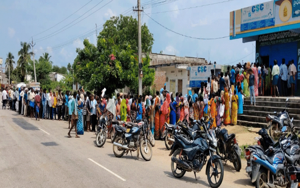 Arvapally : అర్వ‌ప‌ల్లిలో యూరియా కోసం ఎండలో రైతుల బారులు