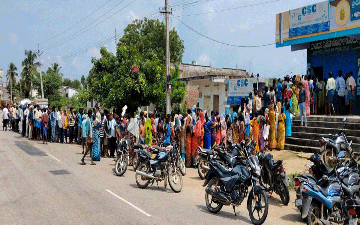 Arvapally : అర్వపల్లిలో యూరియా కోసం ఎండలో రైతుల బారులు