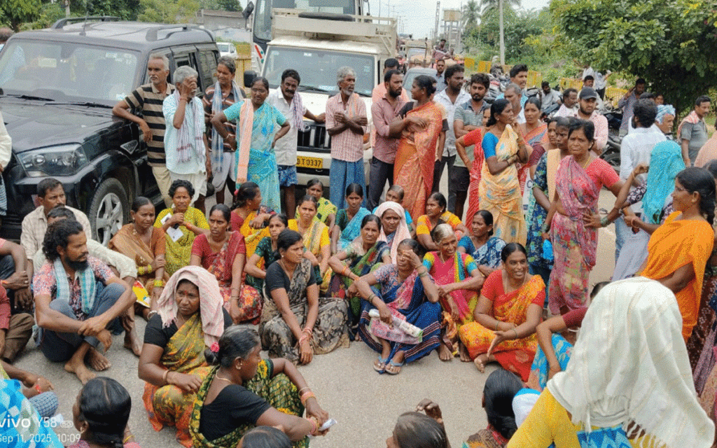 Arvapally : అర్వపల్లిలో యూరియా కోసం రైతుల ధర్నా