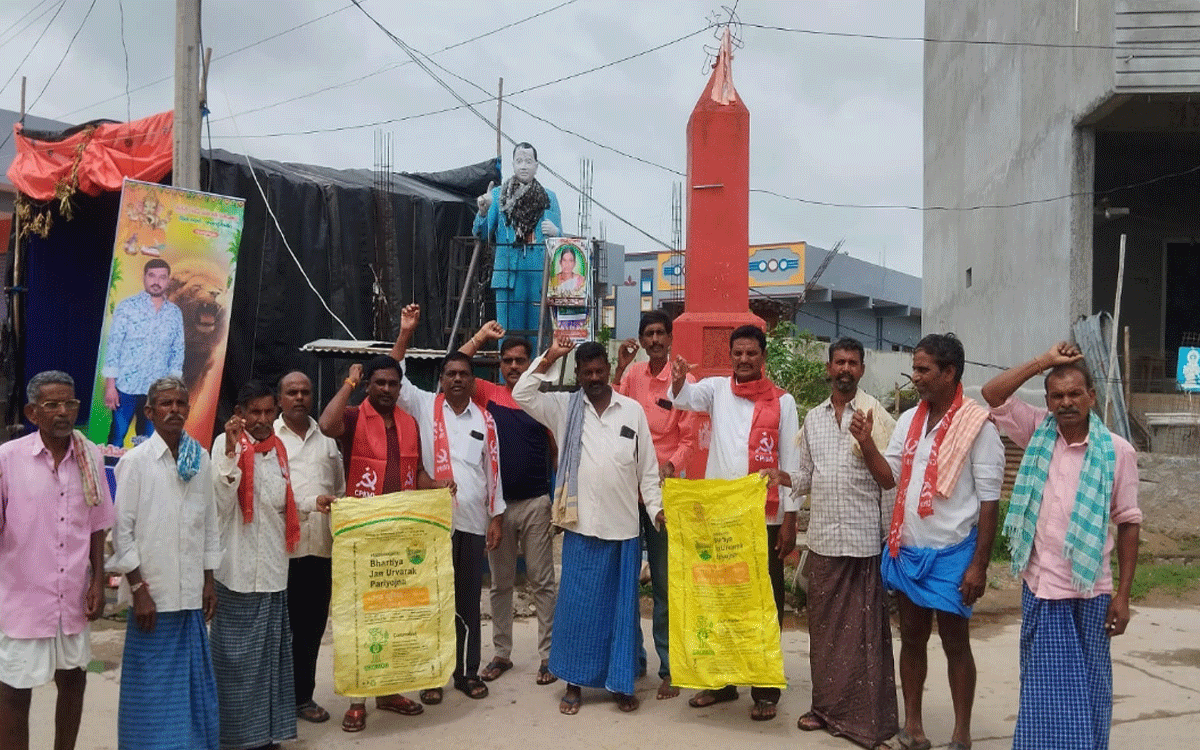 Arvapally : రైతులకు యూరియా వెంటనే అందించాలి : పులుసు సత్యం