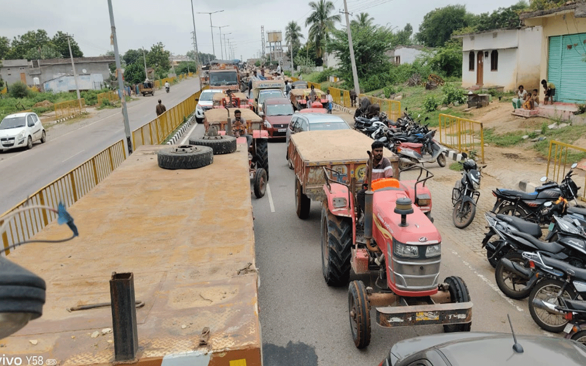 Arvapally : అర్వపల్లిలో యూరియా కోసం రైతుల ధర్నా