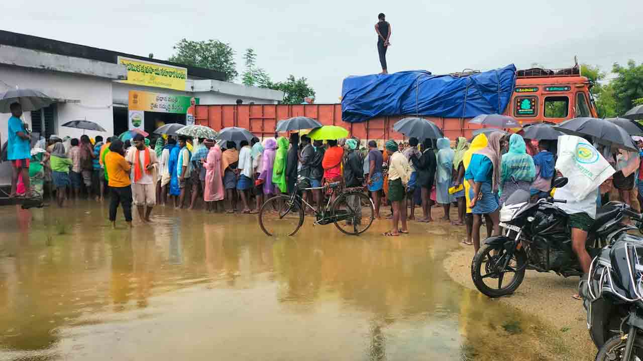Suryapet |  యూరియా కోసం రైతుల తిప్పలు.. ఏపూర్‌ పీఏసీఎస్‌ వద్ద భారీ క్యూలైన్‌