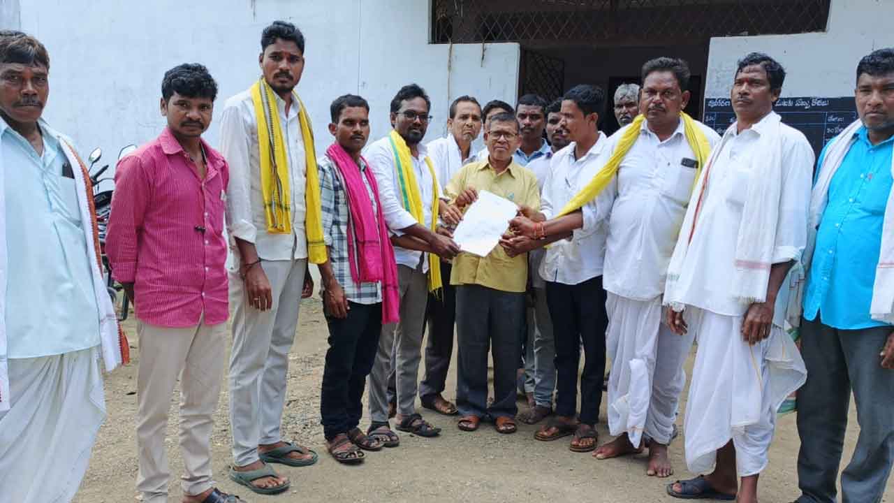 ST certificates | వలస లంబాడీలకు ఎస్టీ సర్టిఫికెట్లు ఇవ్వొద్దు : ఆత్రం పరమేశ్వర్