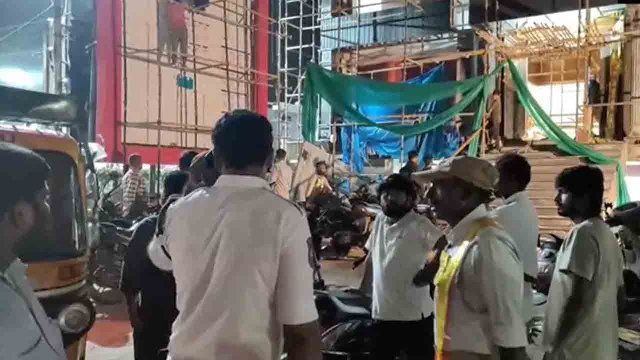 ట్రాఫిక్‌ ఇన్‌స్పెక్టర్‌పై కార్మికుల దాడి