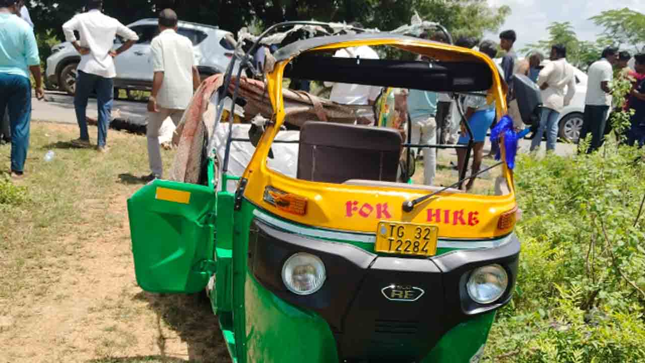 కొత్తమొల్గరలో ఘోర రోడ్డు ప్రమాదం.. రెండు ఆటోలు ఢీ : ముగ్గురు మృతి