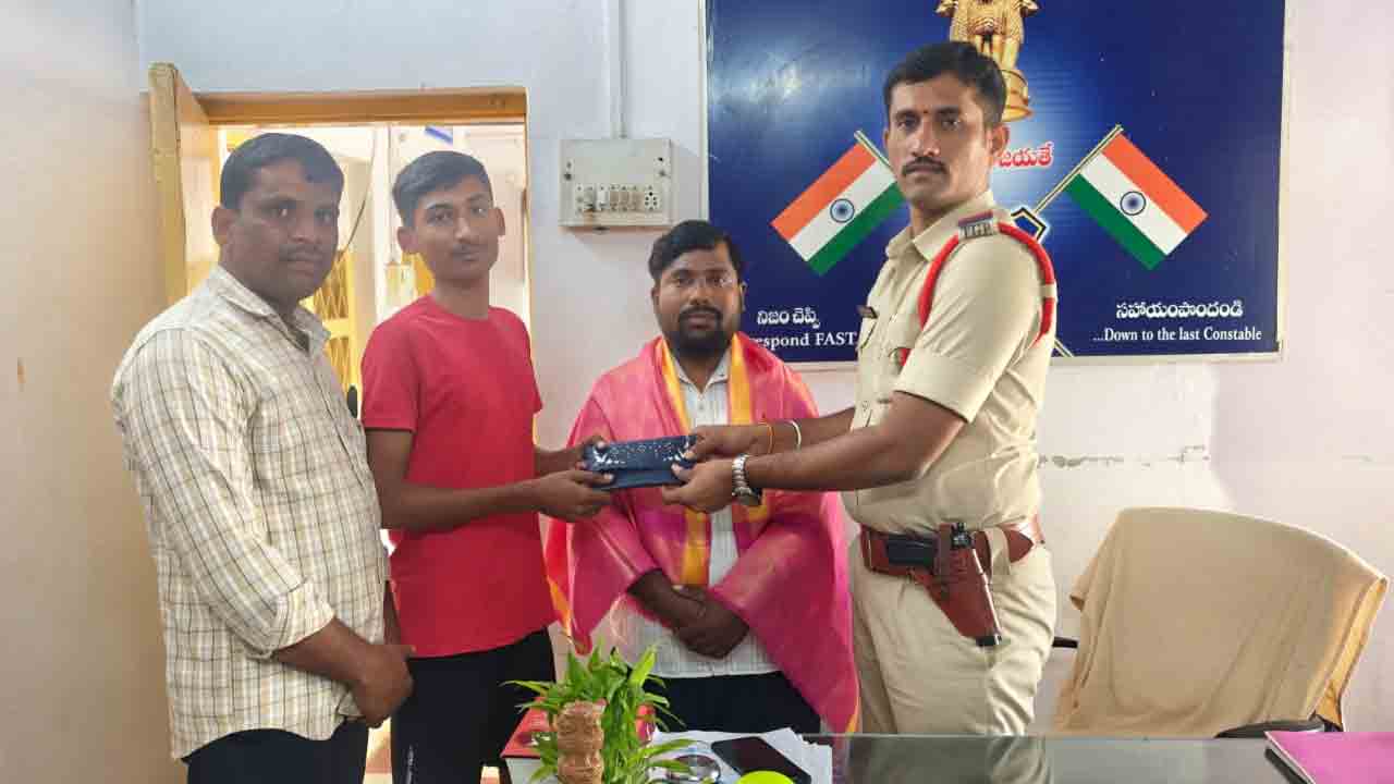 Auto Driver | ఈ ఆటో డ్రైవర్‌ నిజాయితీకి సెల్యూట్‌ చేయాల్సిందే..!