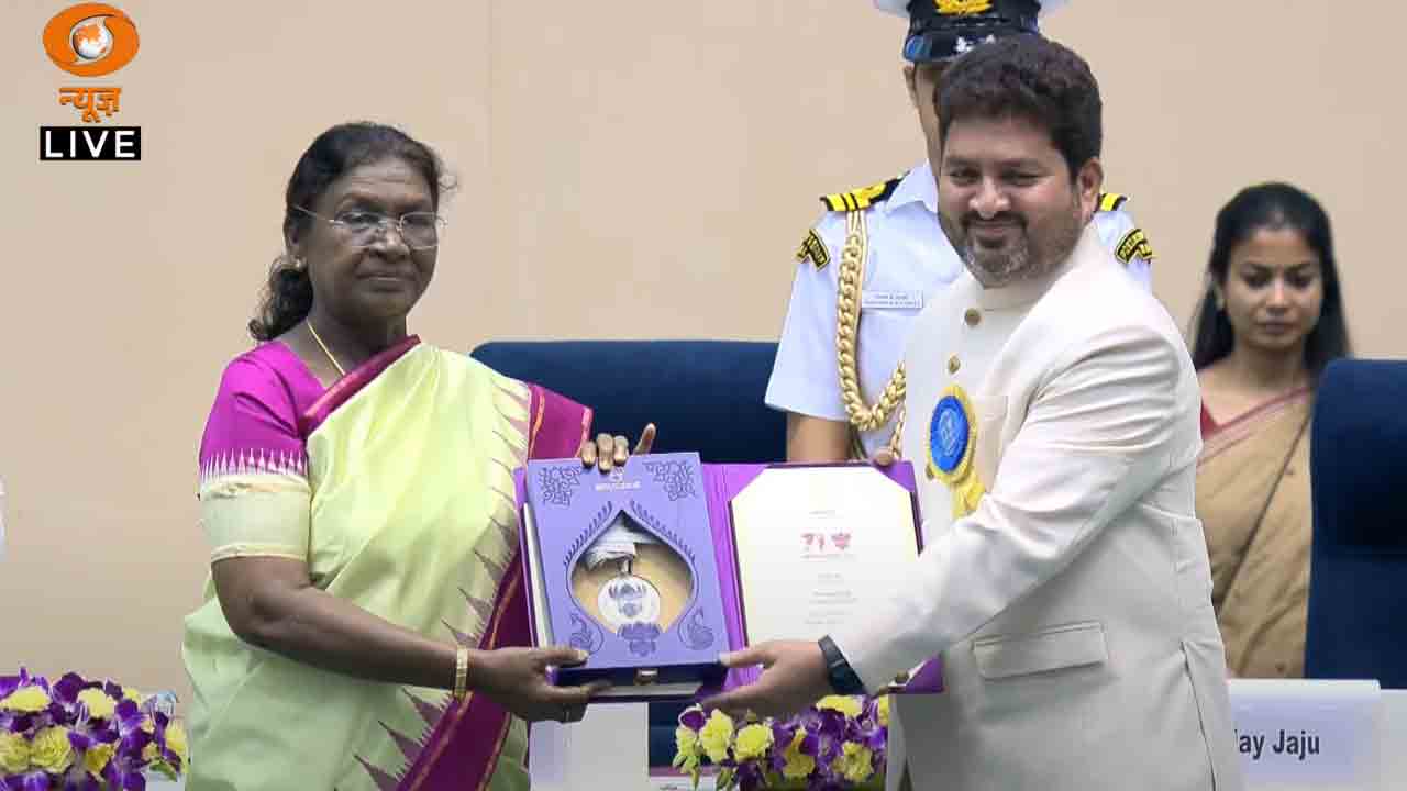 71st National Film Awards | ‘బ‌లగం’ సినిమాకు జాతీయ అవార్డు అందుకున్న కాస‌ర్ల శ్యామ్