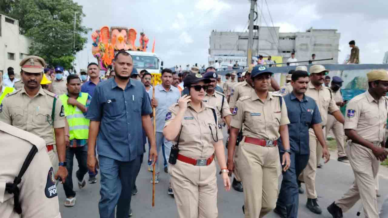Balapur Ganesh  | ప్రశాంతంగా కొనసాగుతున్న బాలాపూర్ గణేశ్‌ శోభాయాత్ర