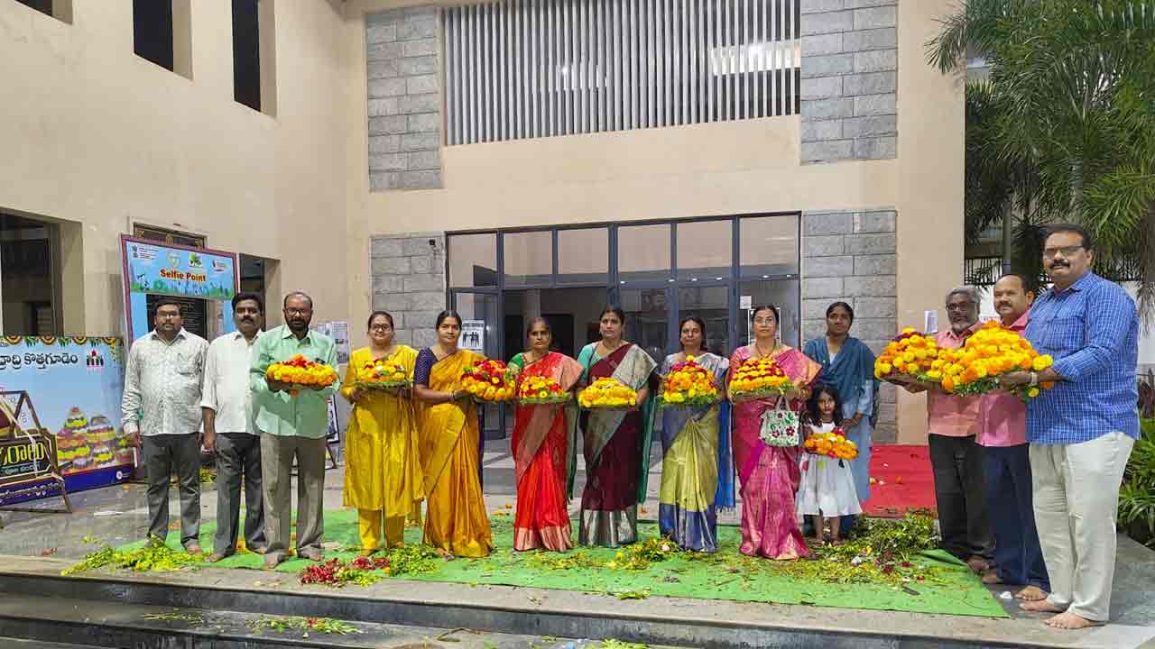 భద్రాద్రి కొత్తగూడెం కలెక్టరేట్లో వెన్నెముద్ద బతుకమ్మ వేడుకలు
