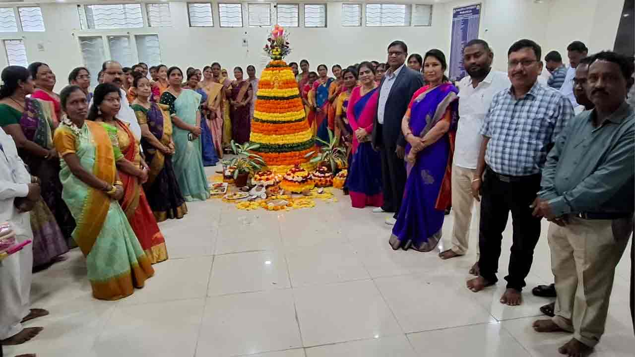 సంస్కృతి, సంప్రదాయాలను కాపాడుదాం.. కేయూ బతుకమ్మ వేడుకల్లో వీసీ ప్రతాప్‌రెడ్డి