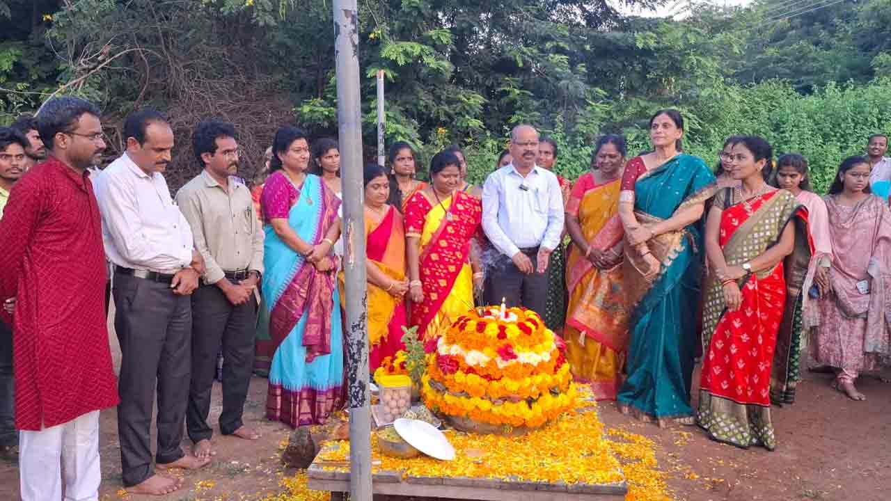 Bathukamma | కేయూలో బతుకమ్మ వేడుకలు.. పాల్గొన్న రిజిస్ట్రార్‌ రాంచంద్రం