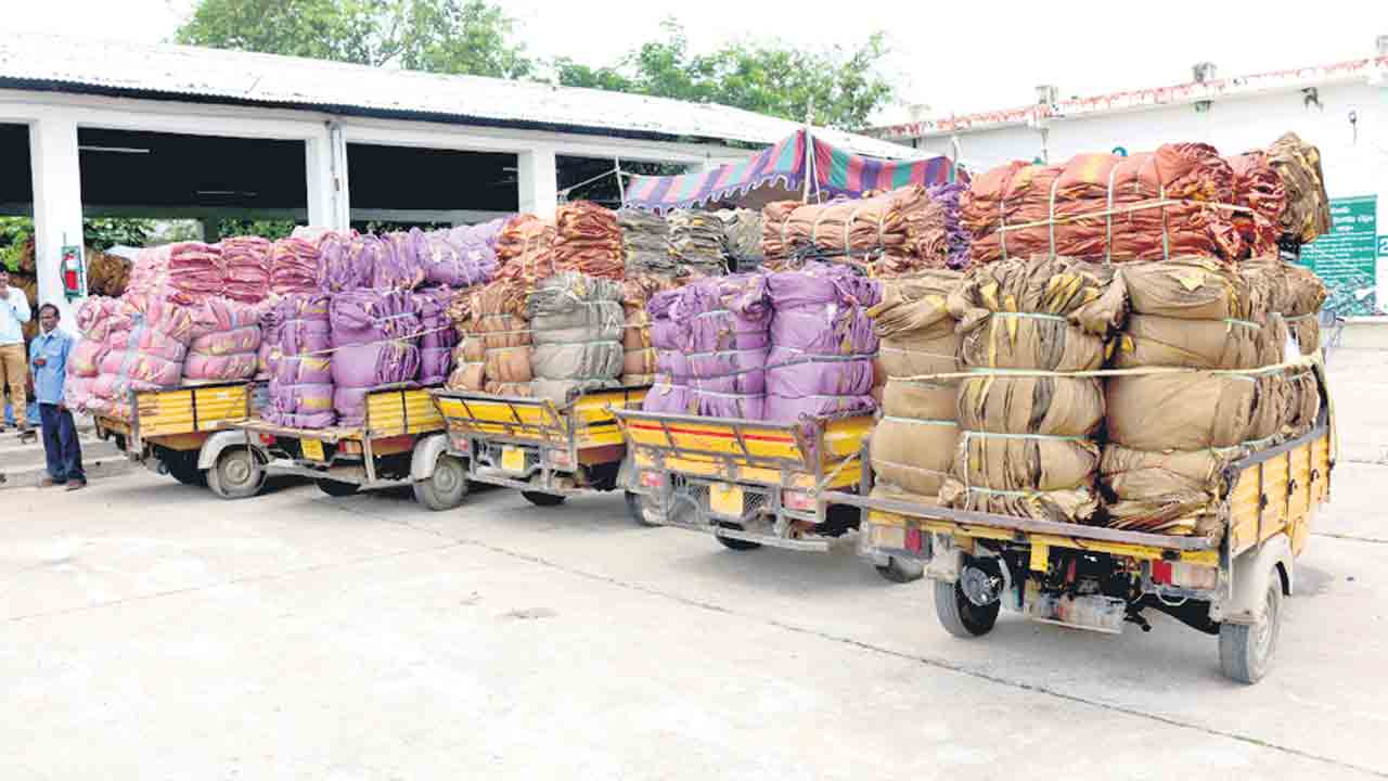 జాడలేని బతుకమ్మ చీరెలు