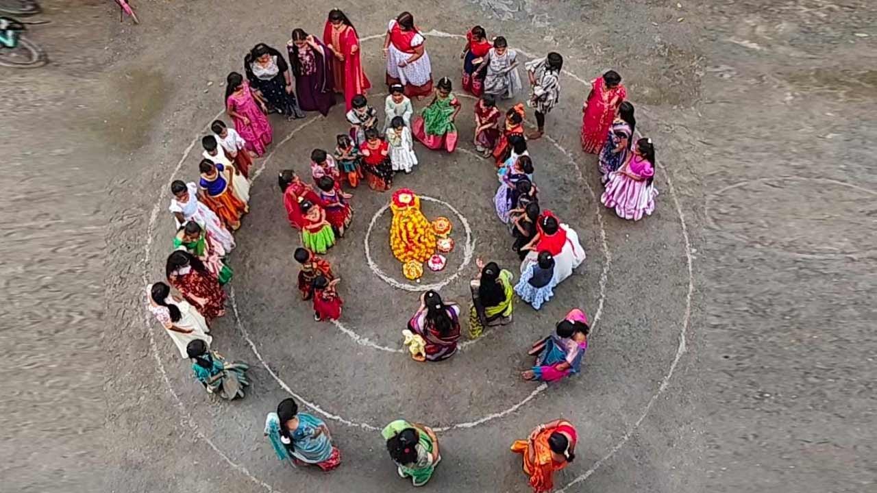 Bathukamma | ఒక్కరోజు ముందుగానే బతుకమ్మ సంబురాలు.. స్కూల్‌లో బతుకమ్మ ఆడిన శ్రీచైతన్య హైస్కూల్‌ విద్యార్థినులు