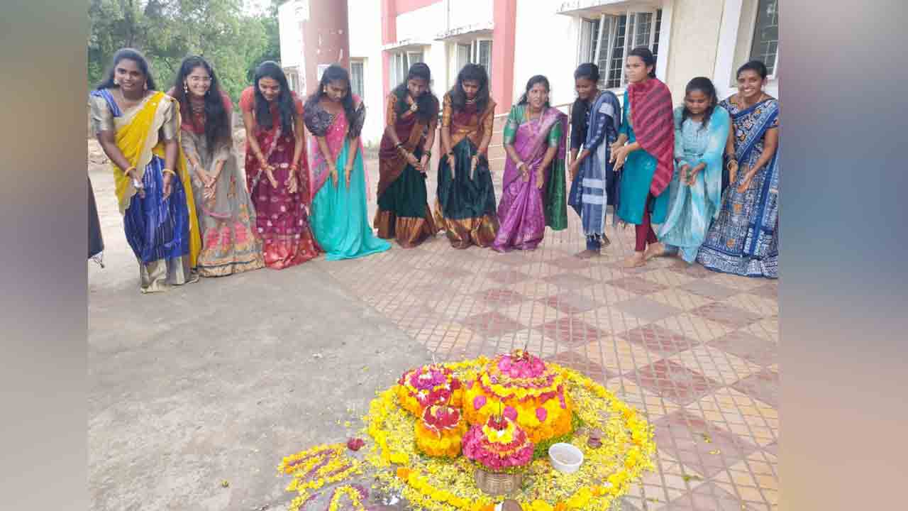 Godavarikhani | యూనివర్సిటీ పీజీ కాలేజీలో ఘనంగా బతుకమ్మ వేడుకలు
