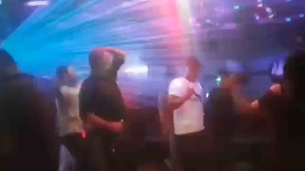 Policemen | క్రిమినల్‌ పుట్టినరోజు వేడుకలు.. చేతిలో బీరు సీసాలు, బార్‌ గర్ల్‌తో నలుగురు పోలీసుల డ్యాన్స్‌.. వీడియో