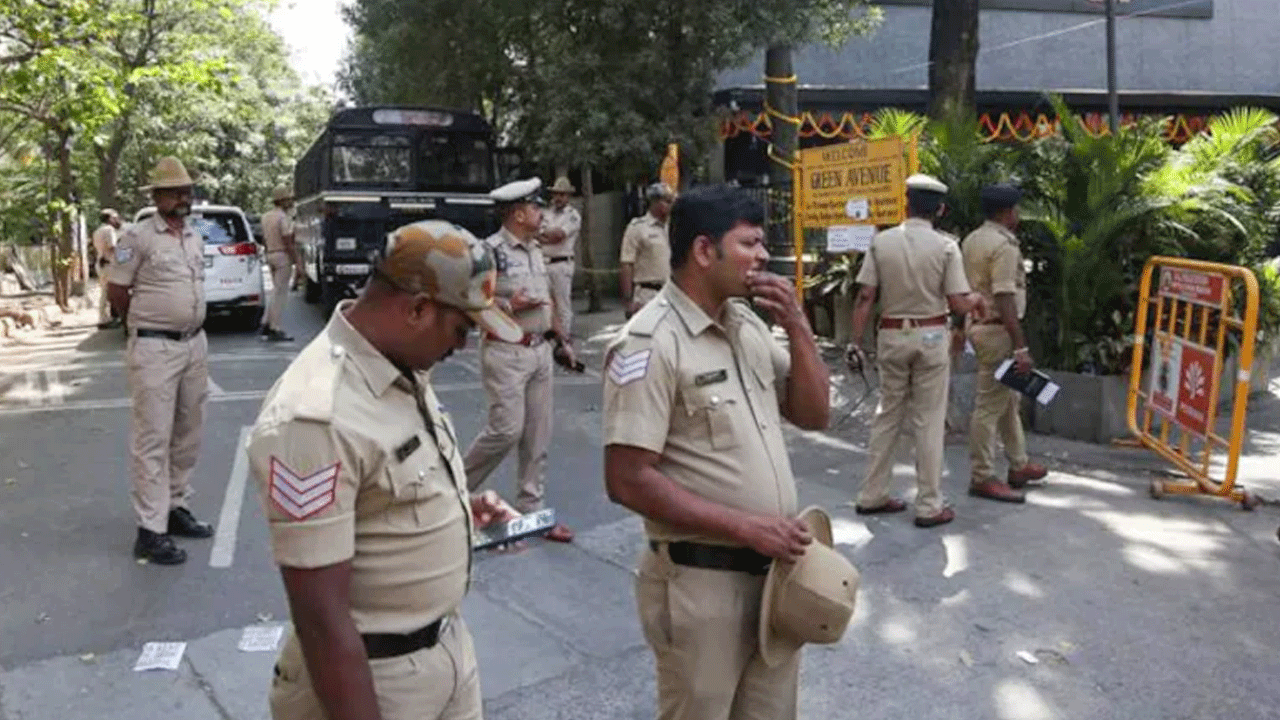 Bengaluru: వీడియోలు లీక్ చేస్తాన‌ని బెదిరించి.. 17 ల‌క్ష‌లు వ‌సూల్ చేశాడు