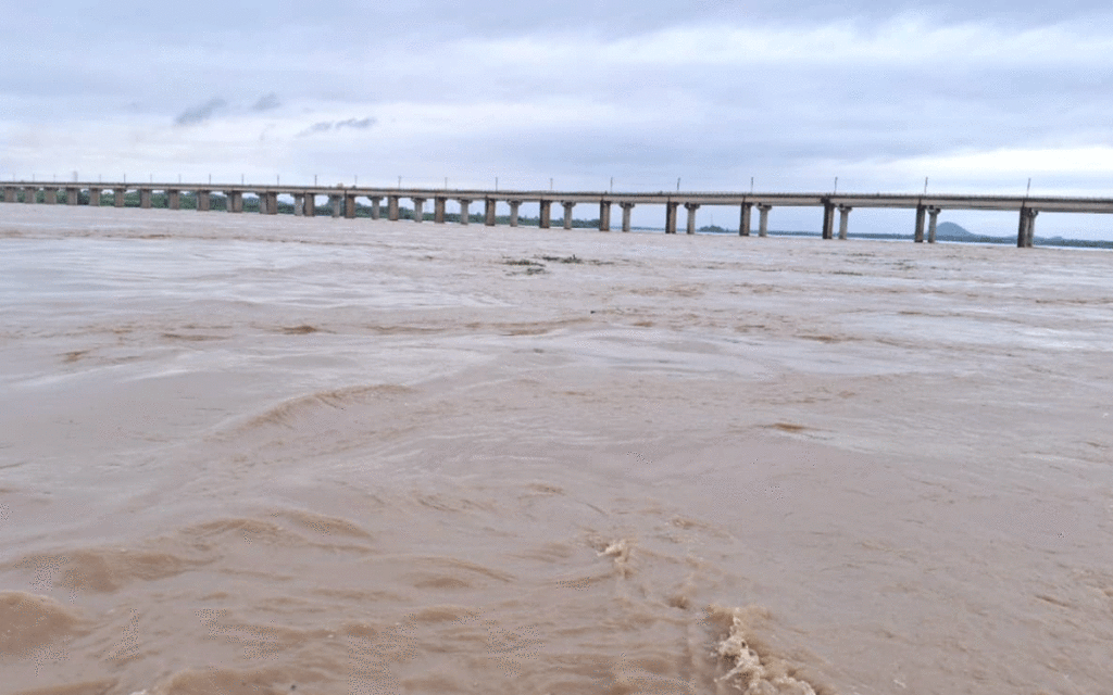 Bhadradri Kothagudem : ఎగువన వరద.. దిగువున దిగులు