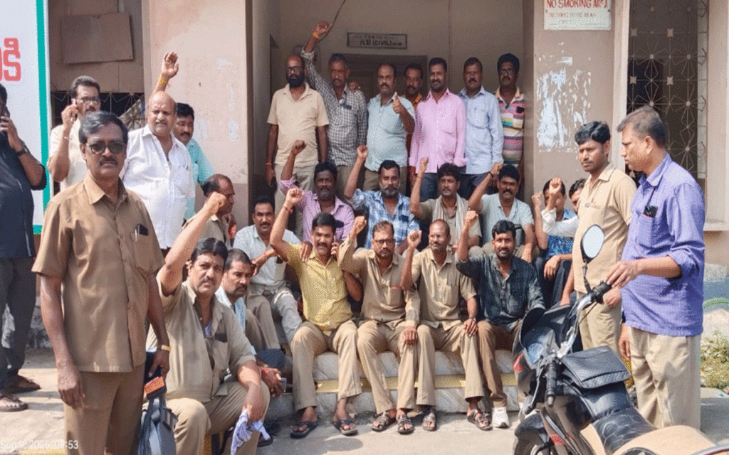 Bhadrachalam : భద్రాచలం ఆర్టీసీ కార్మికుల ఆందోళన బాట