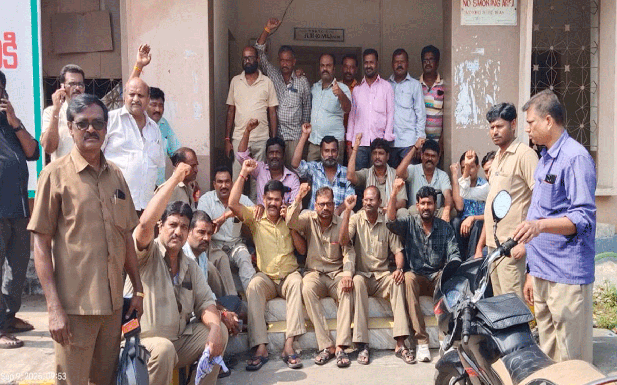Bhadrachalam : భద్రాచలం ఆర్టీసీ కార్మికుల ఆందోళన బాట