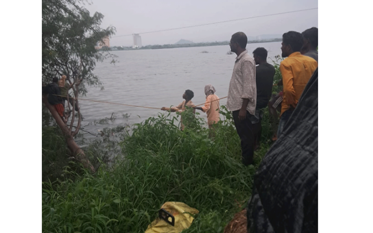 Bibinagar : వర్షంలోనూ చెరువులో ఈదుకుంటూ వెళ్లి విద్యుత్ పునరుద్ధరణ