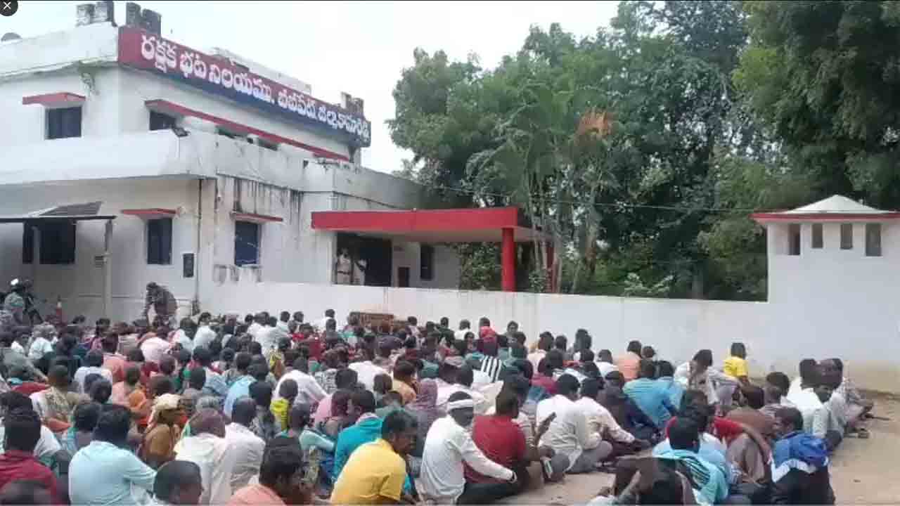 Urea Shortage | రైతులను ఖైదీలుగా మార్చిన కాంగ్రెస్ పాలన.. పోలీస్ స్టేషన్లో కూర్చోబెట్టి యూరియా టోకెన్ల పంపిణీ