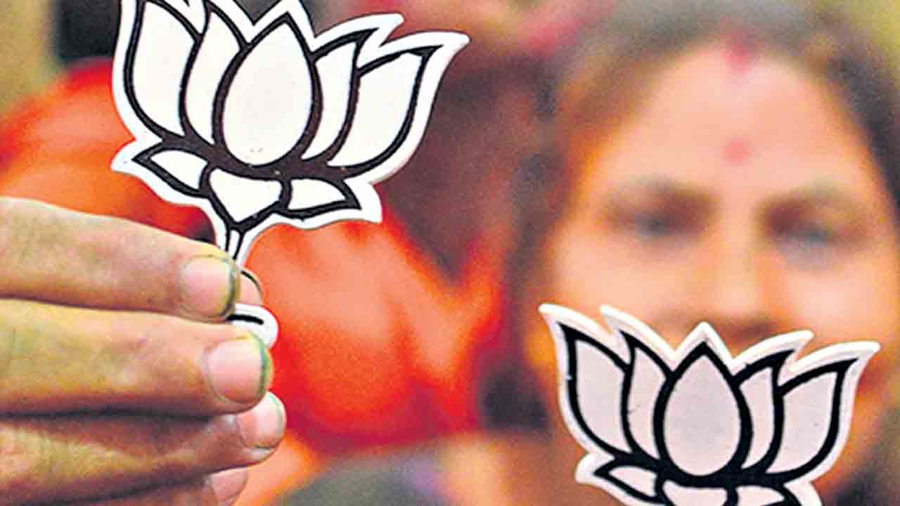 కమలం.. కకావికలం