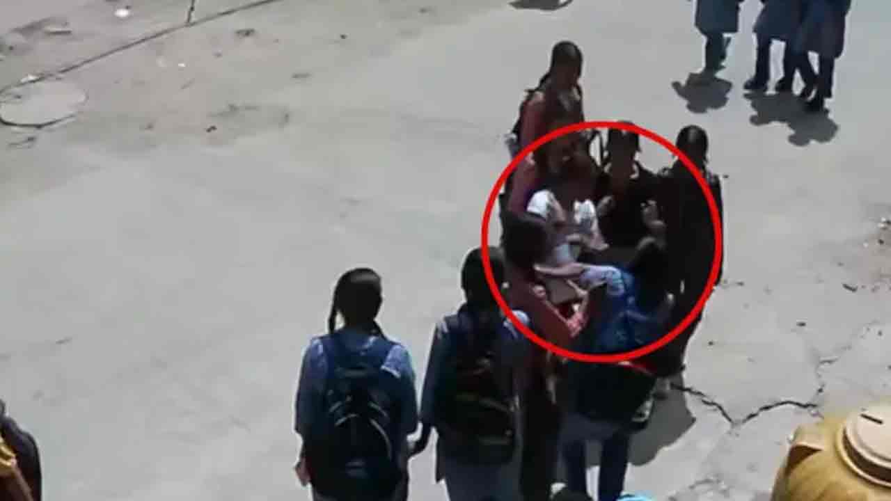 Blade Attack | బాలుడిపై బ్లేడ్‌తో దాడి చేసిన న‌లుగురు బాలిక‌లు..