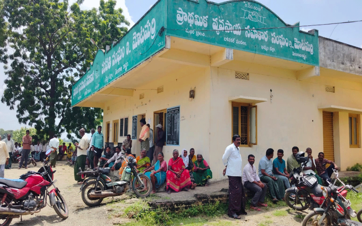 Bonakal : బోన‌క‌ల్లులో యూరియా కోసం రైతుల పడిగాపులు