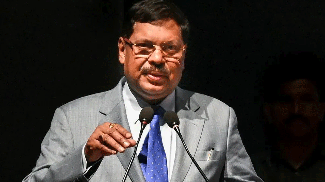 CJI BR Gavai: పొరుగు దేశాల్లో ఏం జ‌రుగుతుందో గ‌మ‌నిస్తున్నారా? భార‌త రాజ్యాంగాన్ని కీర్తించిన సీజేఐ గ‌వాయ్‌