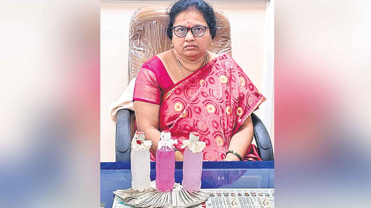 మత్స్యకారుల నుంచి 20 వేలు లంచం.. ఏసీబీకి పట్టుబడ్డ మత్స్యశాఖ అధికారి