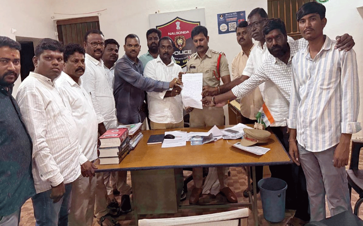 Munugode : ‘శిలా ఫలకాలు ధ్వంసం చేసిన వారిపై చర్యలు తీసుకోవాలి’