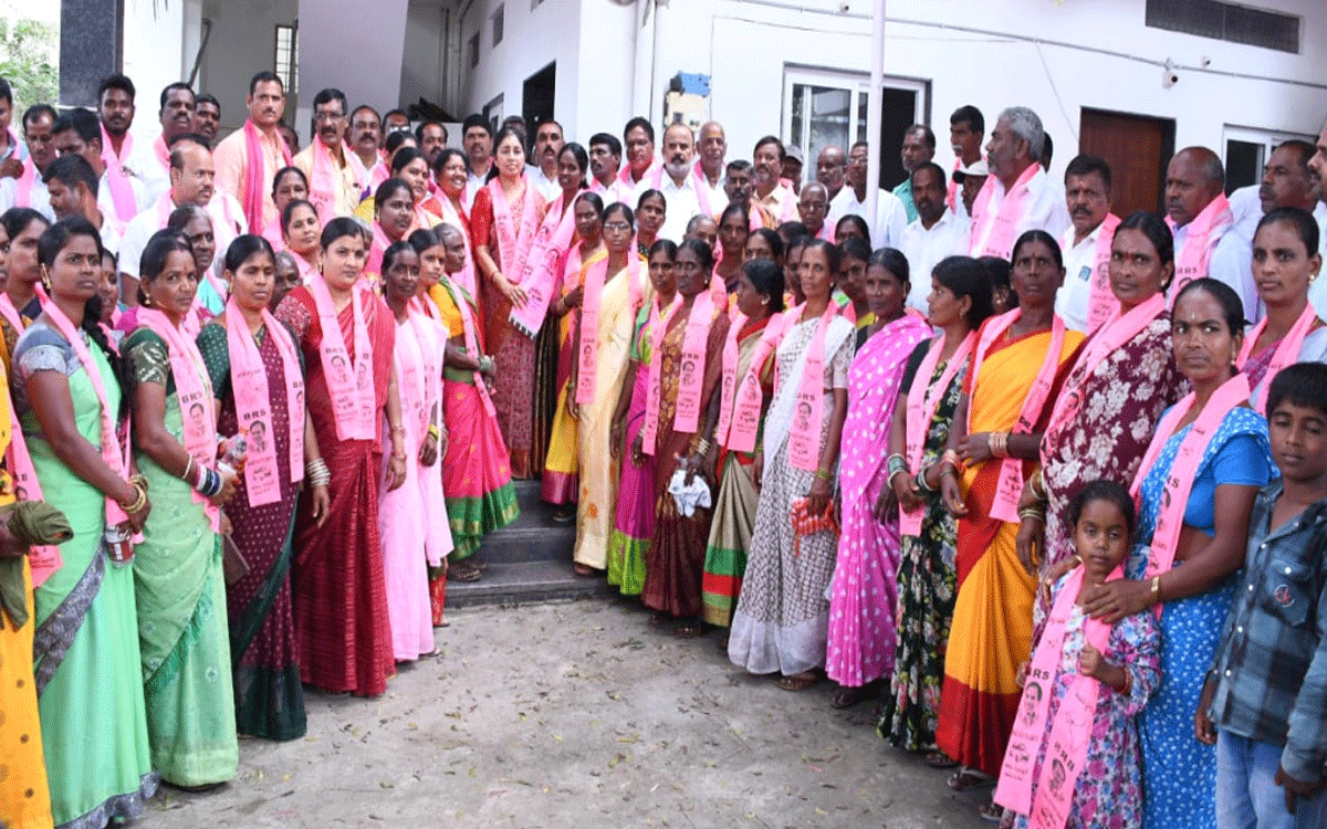 Yadagirigutta : బీఆర్ఎస్‌లోకి శారాజీపేట కాంగ్రెస్ నాయకులు