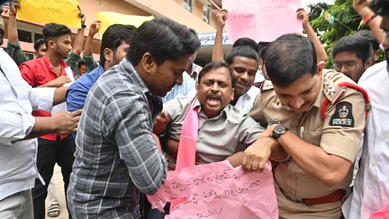 BRSV | చిక్కడపల్లి సెంట్రల్ లైబ్రరీ వద్ద బీఆర్ఎస్వీ నేతల అరెస్ట్