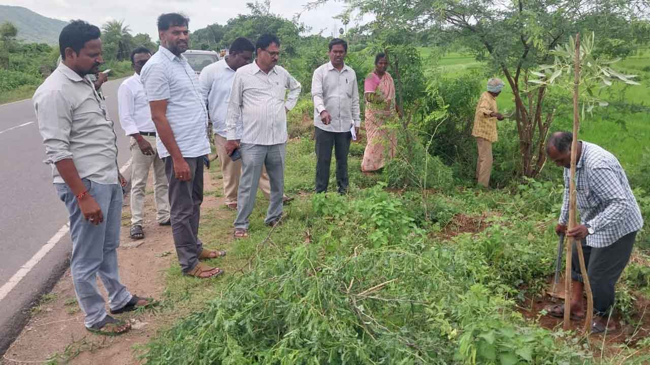 DPO Veera Butchaiah | రహదారుల వెంట విరివిగా మొక్కలు నాటడమే లక్ష్యం : వీర బుచ్చయ్య