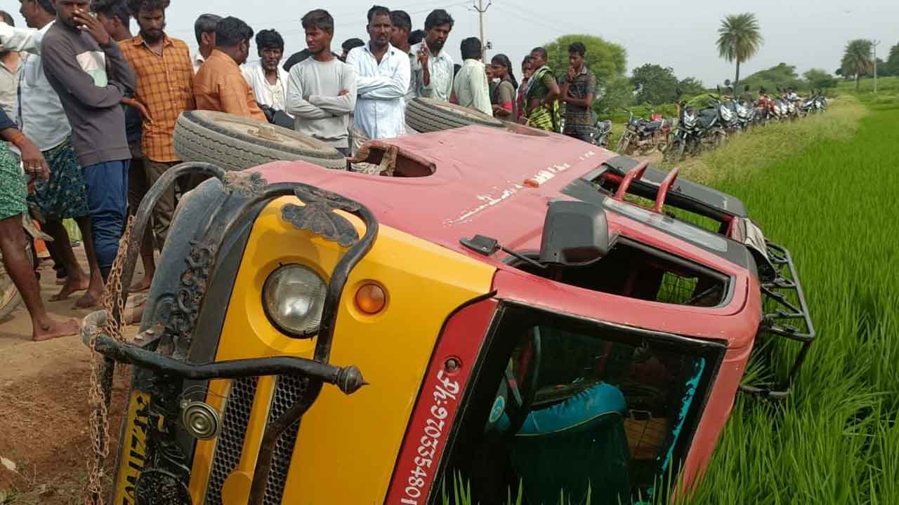 School van | వ్యవసాయ పొలంలో దూసుకెళ్లిన స్కూల్ వ్యాన్.. ప్రాణాలతో బయటపడిన విద్యార్థులు