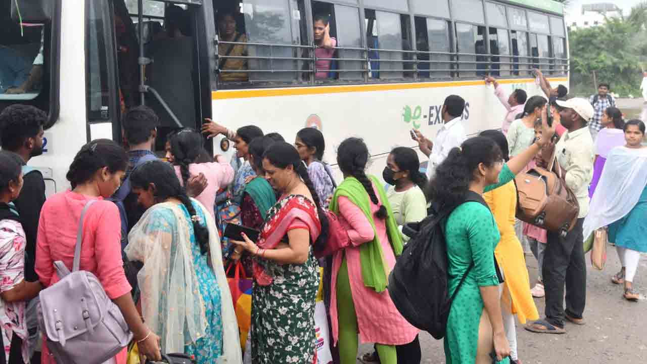 Hanumakonda | బస్సులు లేక, వచ్చినవి సరిపోక.. ప్రయాణికుల ఇబ్బందులు