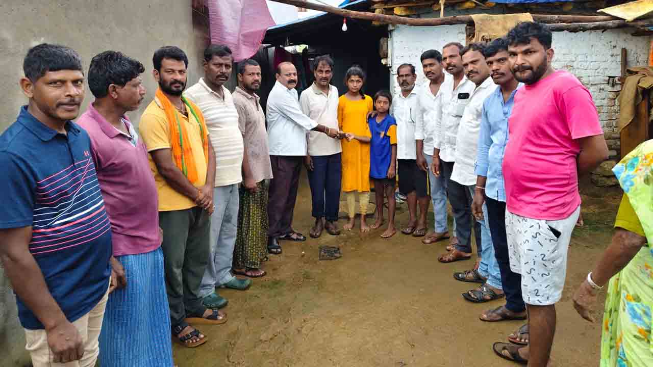 Nizampeta | బాధిత కుటుంబానికి చల్మెటి నరేందర్ ఆర్థిక సహాయం  అందజేత