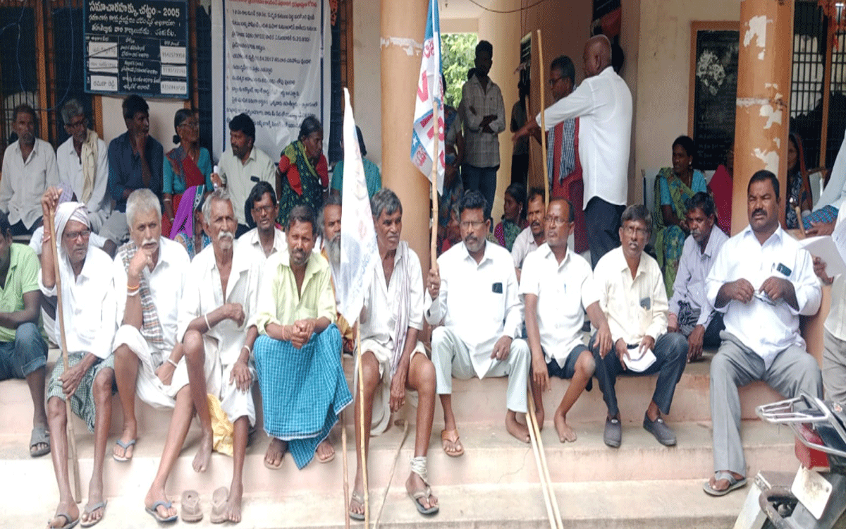 Chandampet : చందంపేట తాసీల్దార్ కార్యాలయం వద్ద దివ్యాంగుల నిరసన