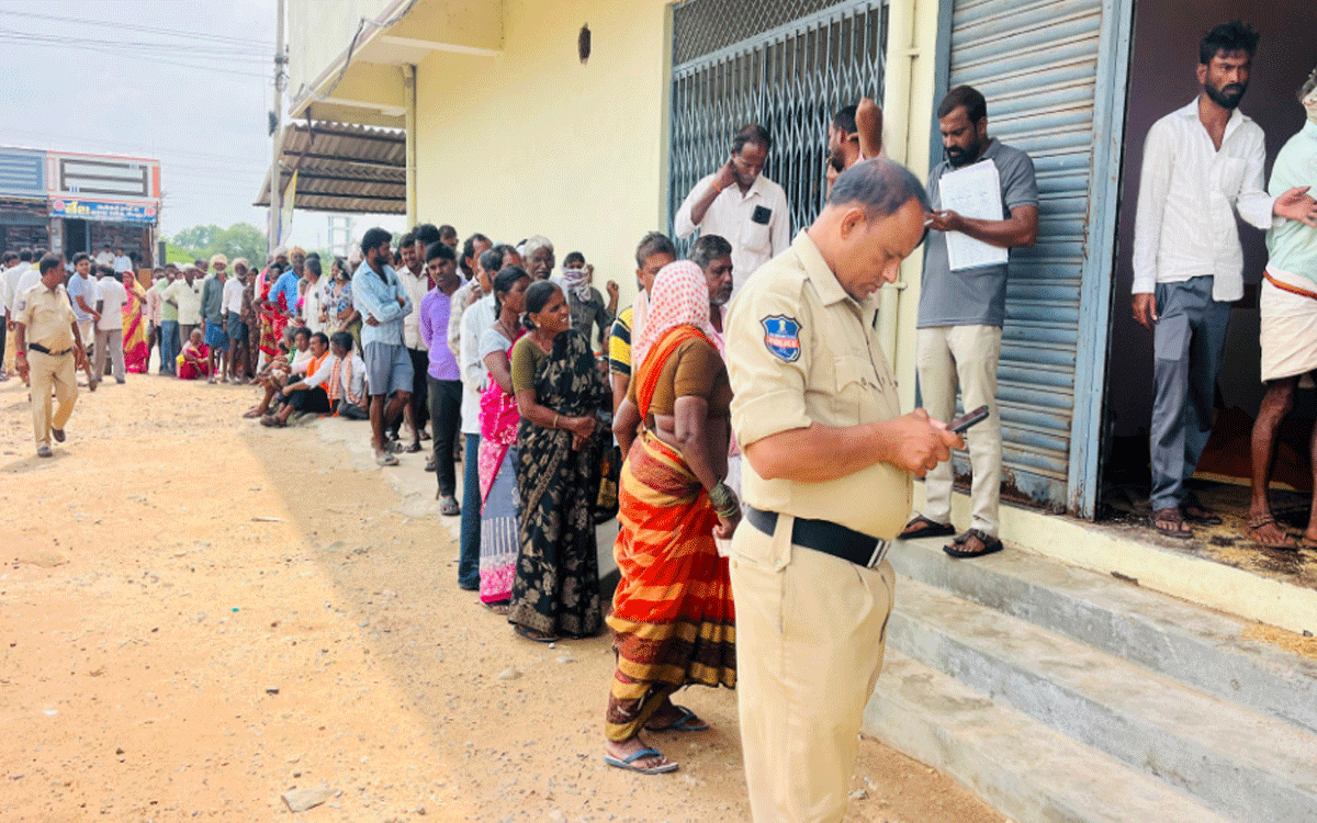 Chandampet : యూరియా అరకొర, రైతులకు తప్పని తిప్పలు