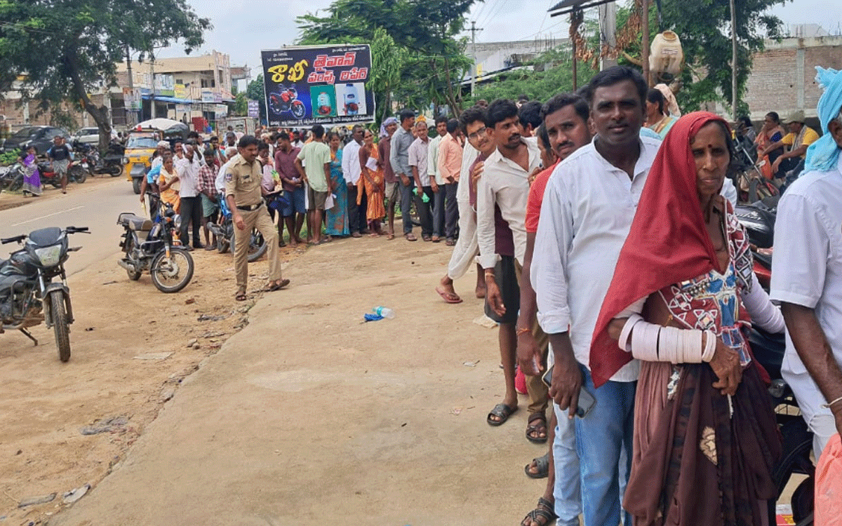 Chandampet : యూరియా ల‌భించ‌క‌ చందంపేట‌ రైతుల అవస్థలు