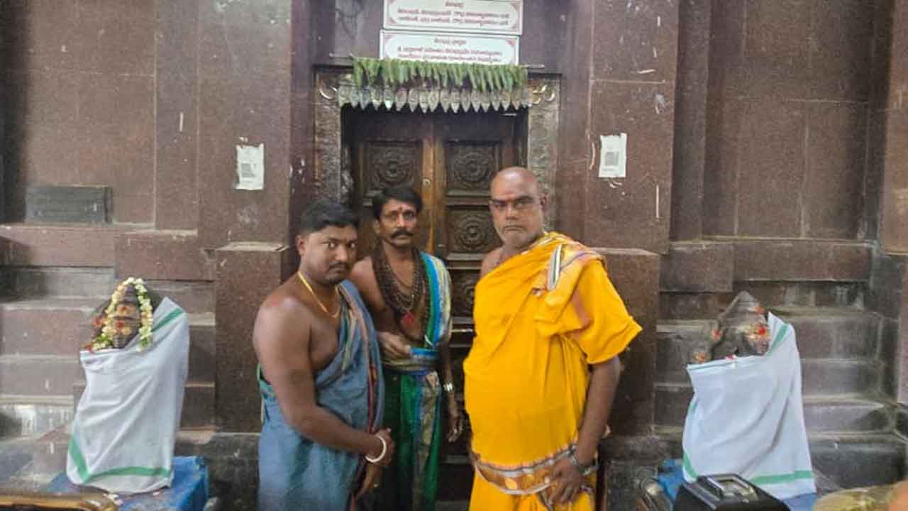 Kuravi | చంద్రగ్రహణం సందర్భంగా వీరభద్ర స్వామి ఆలయం మూసివేత