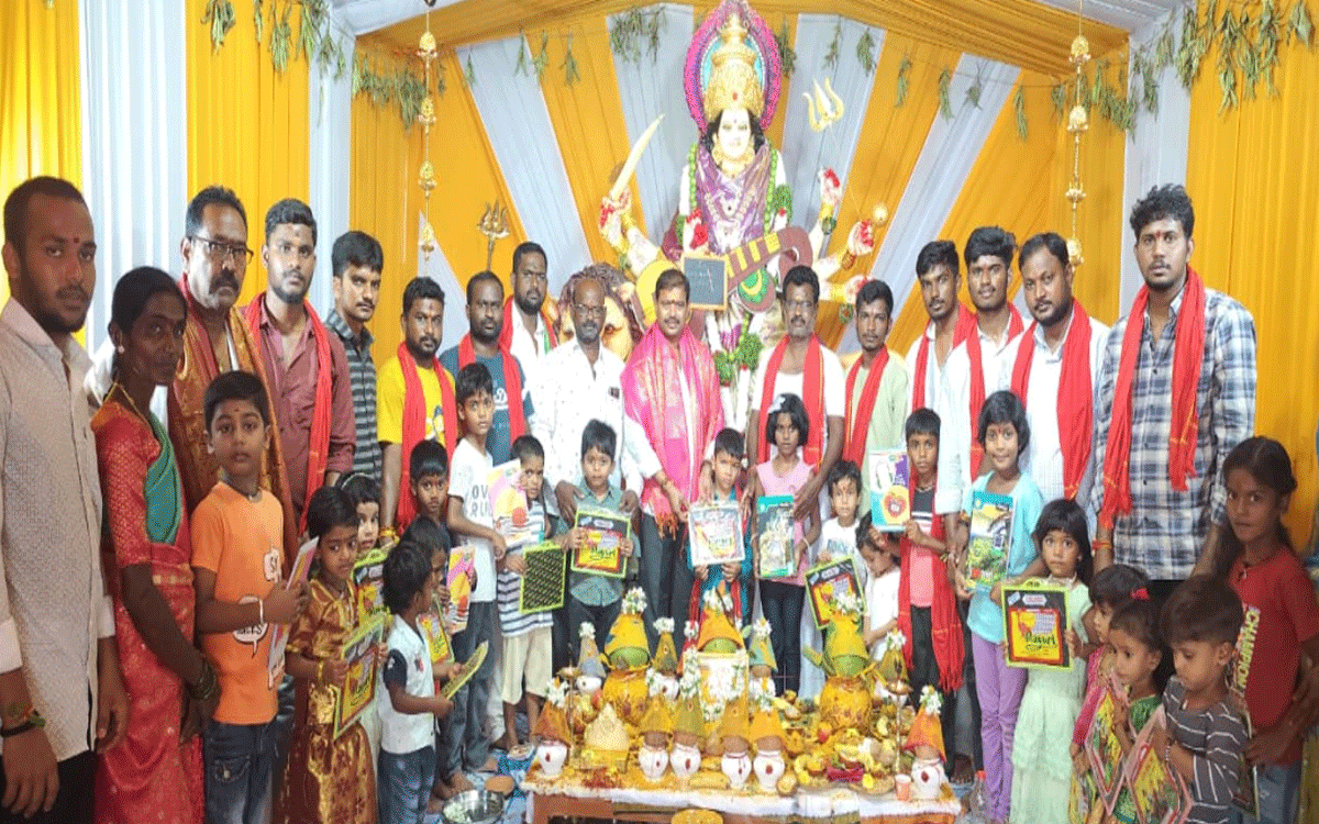 Chandur : చిన్నారులకు పలకలు, నోట్ బుక్స్ అందజేత