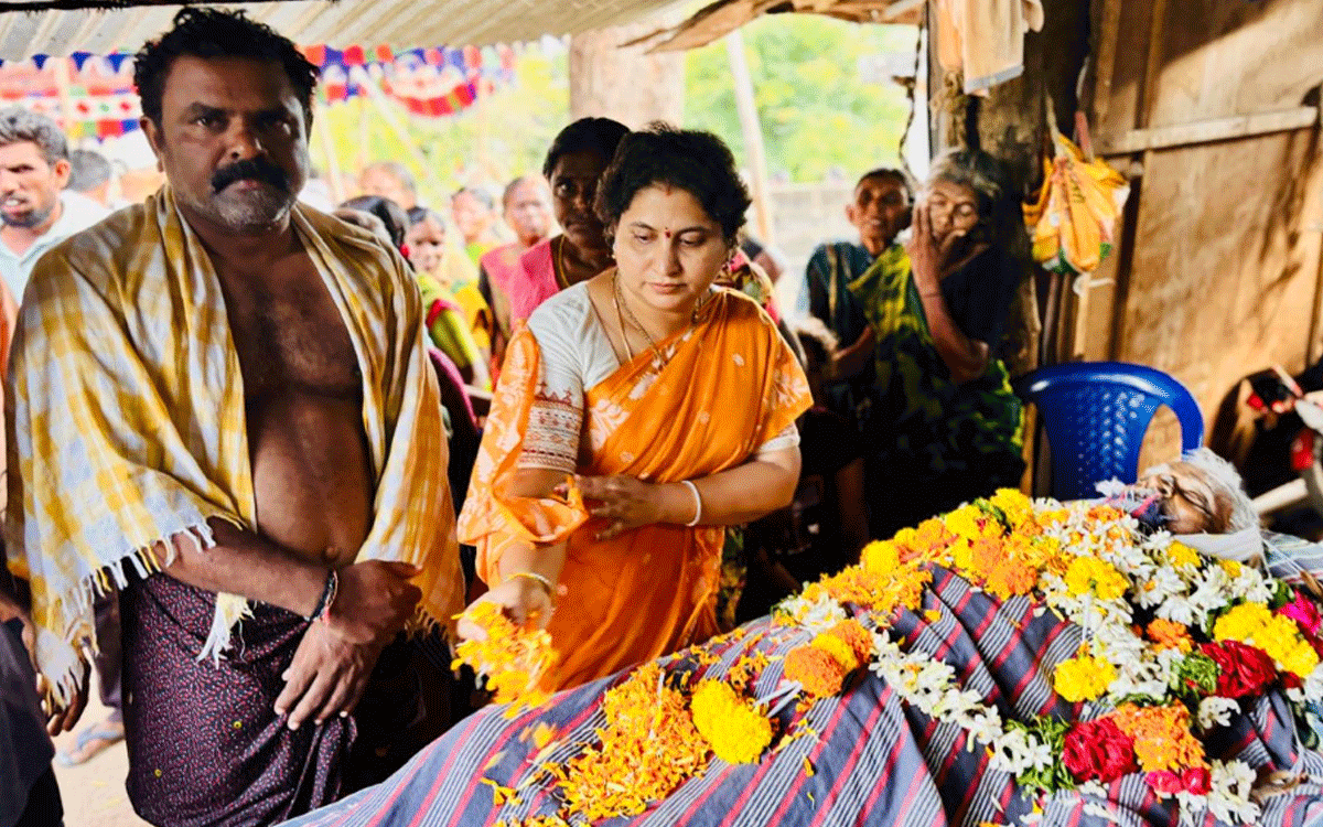 Khammam Rural : తిరుపతయ్య మృతి పట్ల మాజీ ఎమ్మెల్యే చంద్రావతి నివాళి