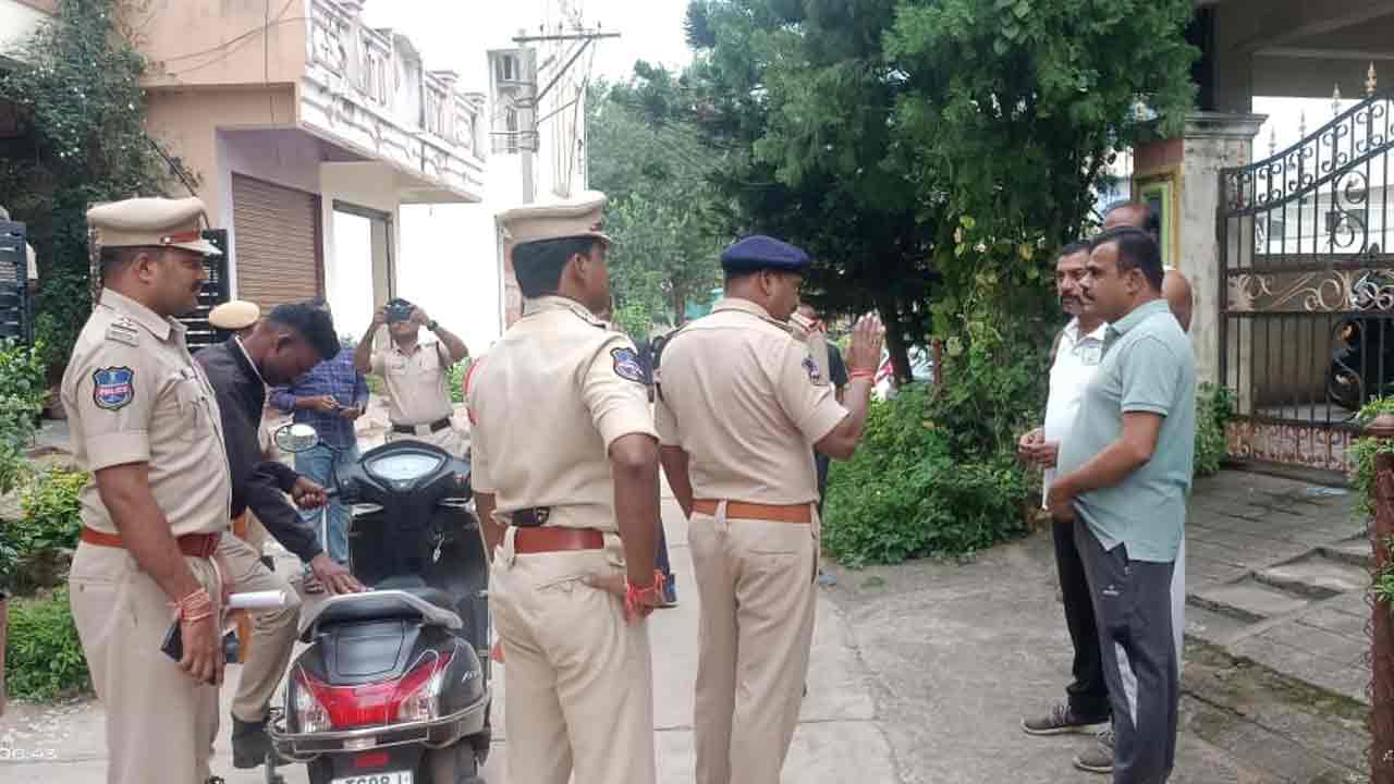 చేగుంటలో కార్డెన్ సెర్చ్.. పత్రాలు లేని 69 వాహనాలు స్వాధీనం…