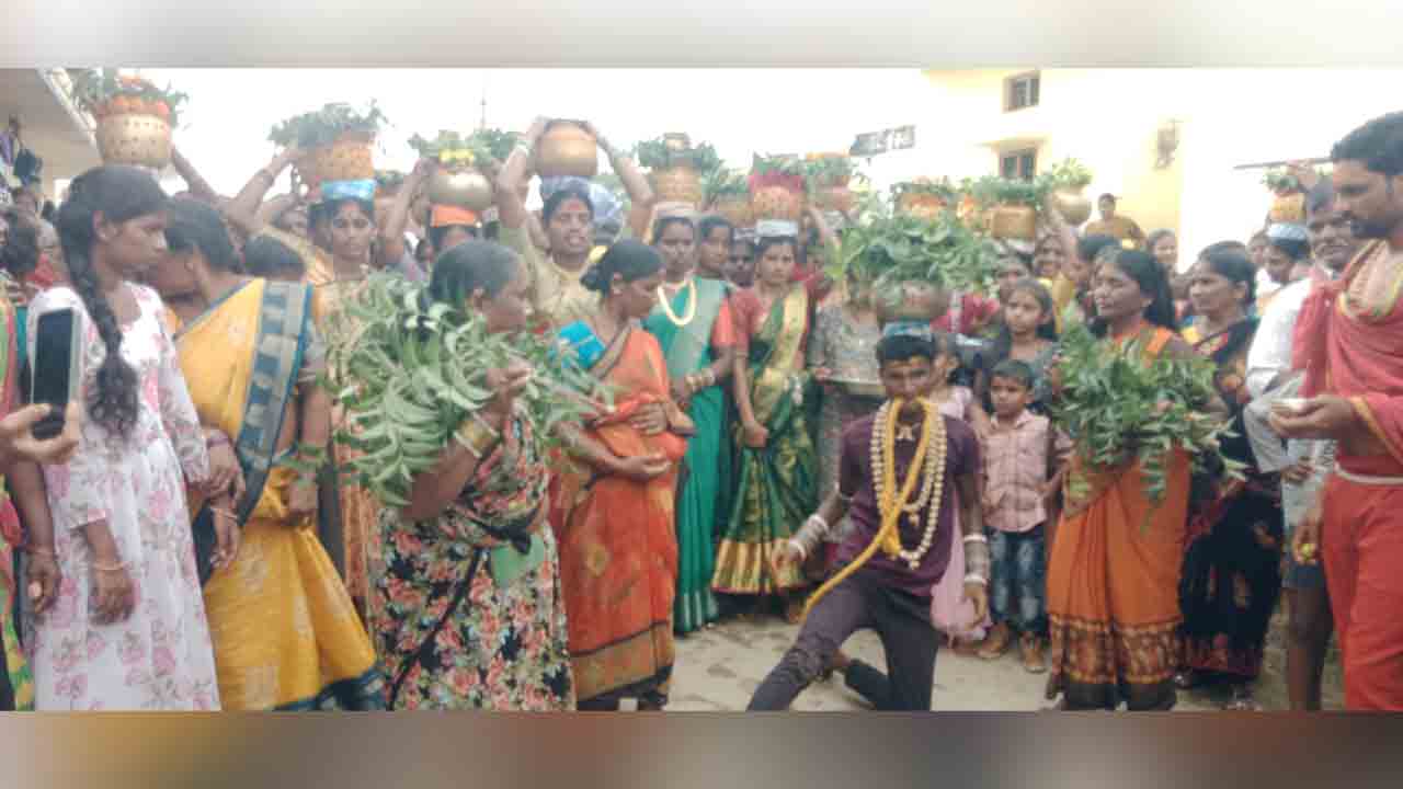 Durga matha bonalu | అజ్జమరిలో దుర్గామాతకు ఘనంగా బోనాలు