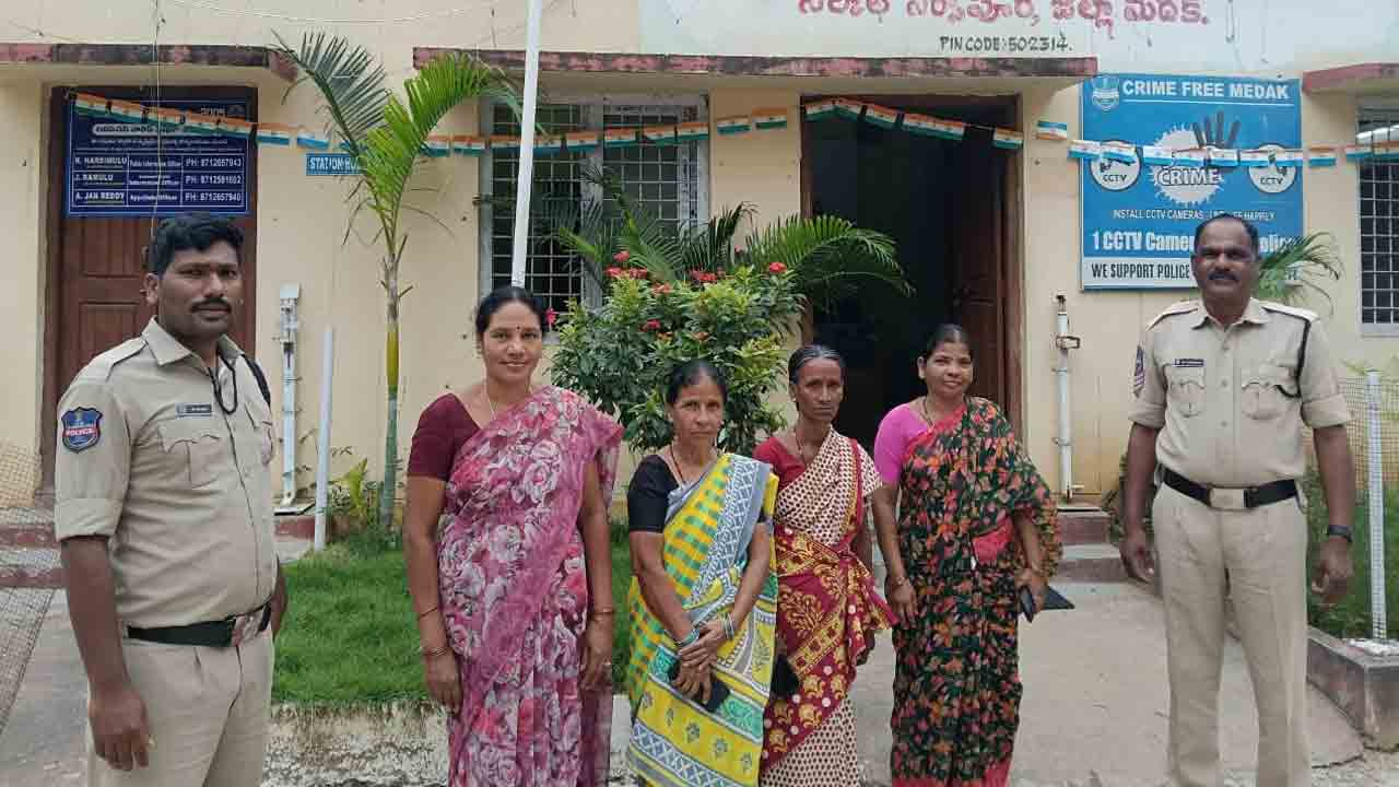 Anganwadi teachers | చిలిపిచెడ్ మండలంలో అంగన్‌వాడీ టీచర్లు ముందస్తు అరెస్టు