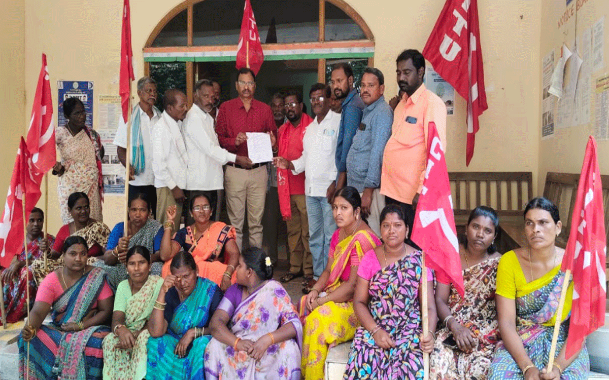 Munugode : ‘గ్రామ పంచాయతీ కార్మికుల సమస్యలు పరిష్కరించాలి’